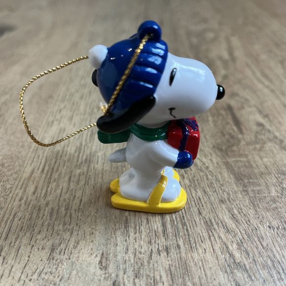United feature Snoopy Snow Sandals Present Hat Scarf Christmas Tree Ornament - Picture 3 of 7